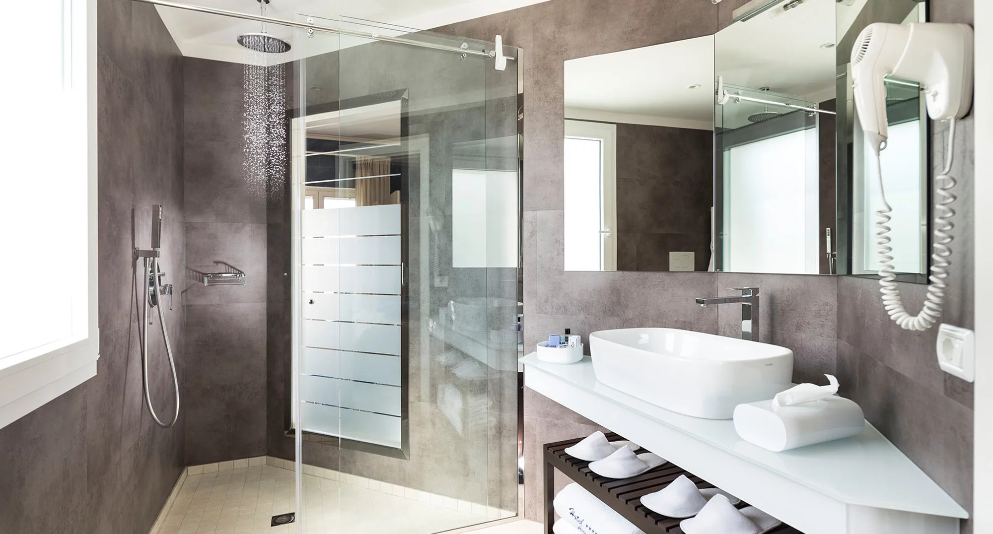 media.Slide-Suite-bagno-1Atlantic-Riviera-Misano